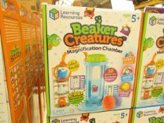 Learning Resources Beaker Creatures Magnification Chamber 10 Piece Set with 2 Beaker Creatures.