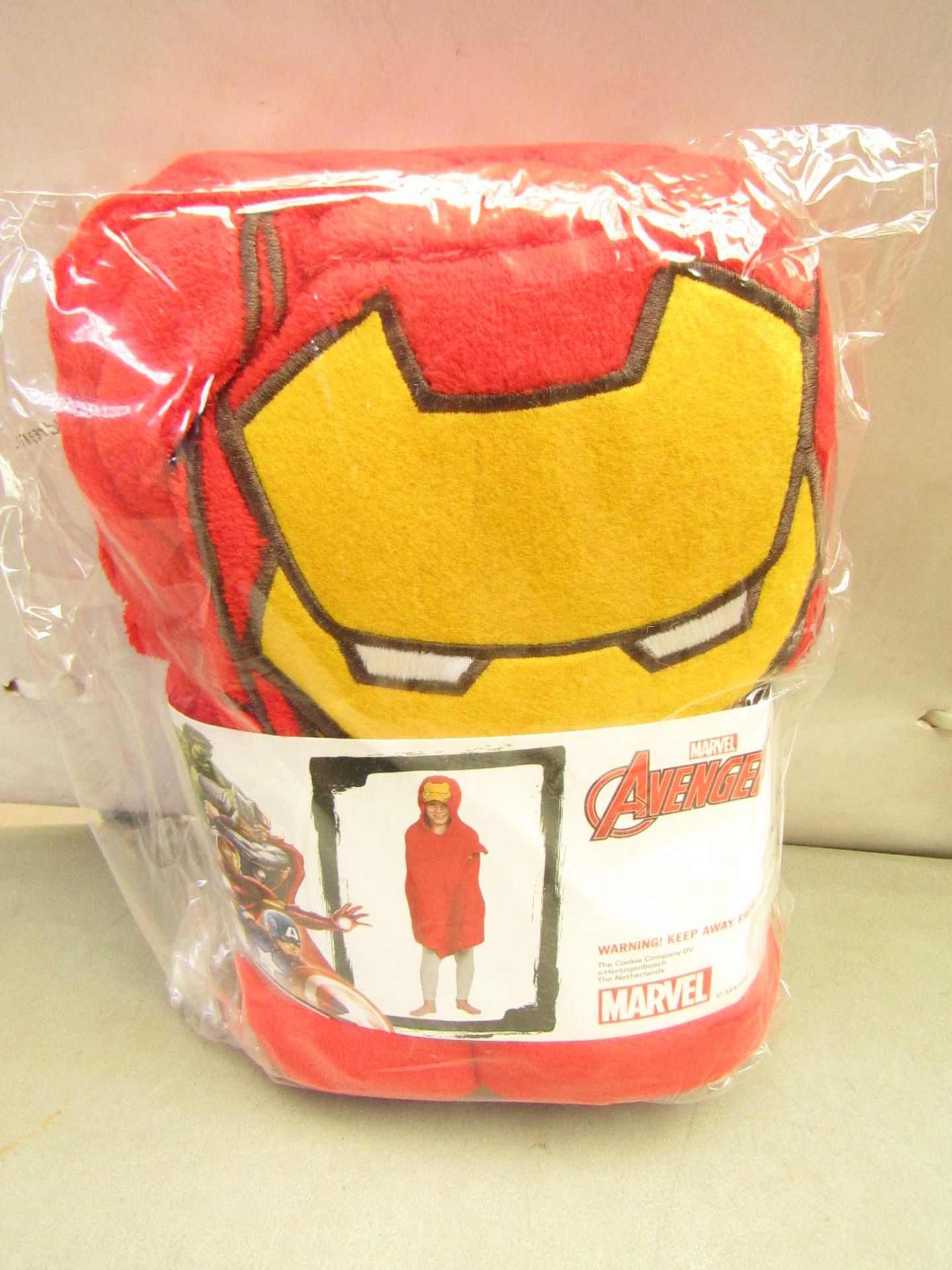 Marvel Avengers Cuddle Robe. 80cm x 120cm. New & packaged