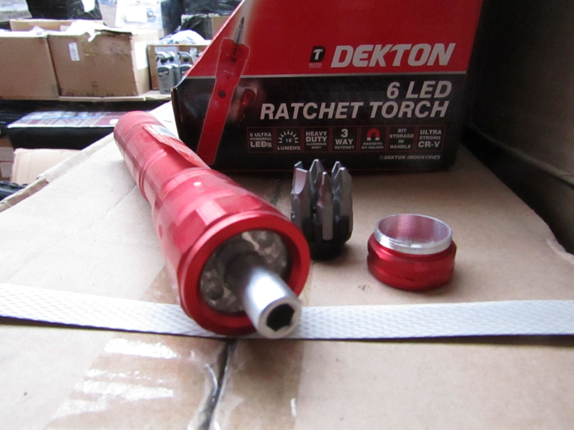 1x Dekton 6 LED ratchet torch with 6 Screw driver Bits in the base, new