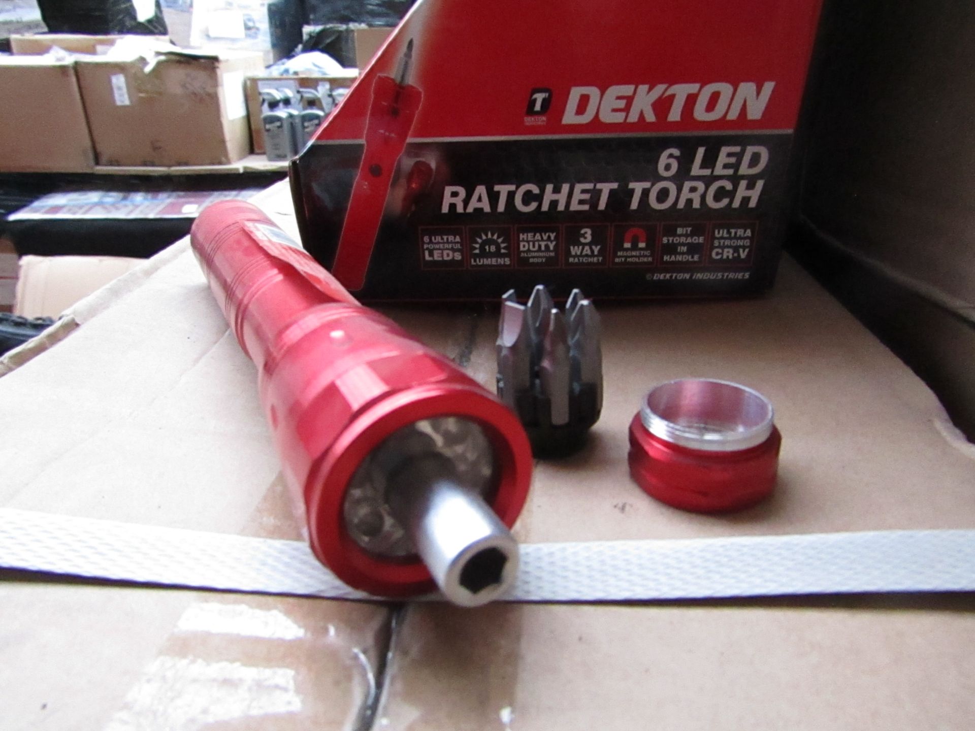 1x Dekton 6 LED ratchet torch with 6 Screw driver Bits in the base, new