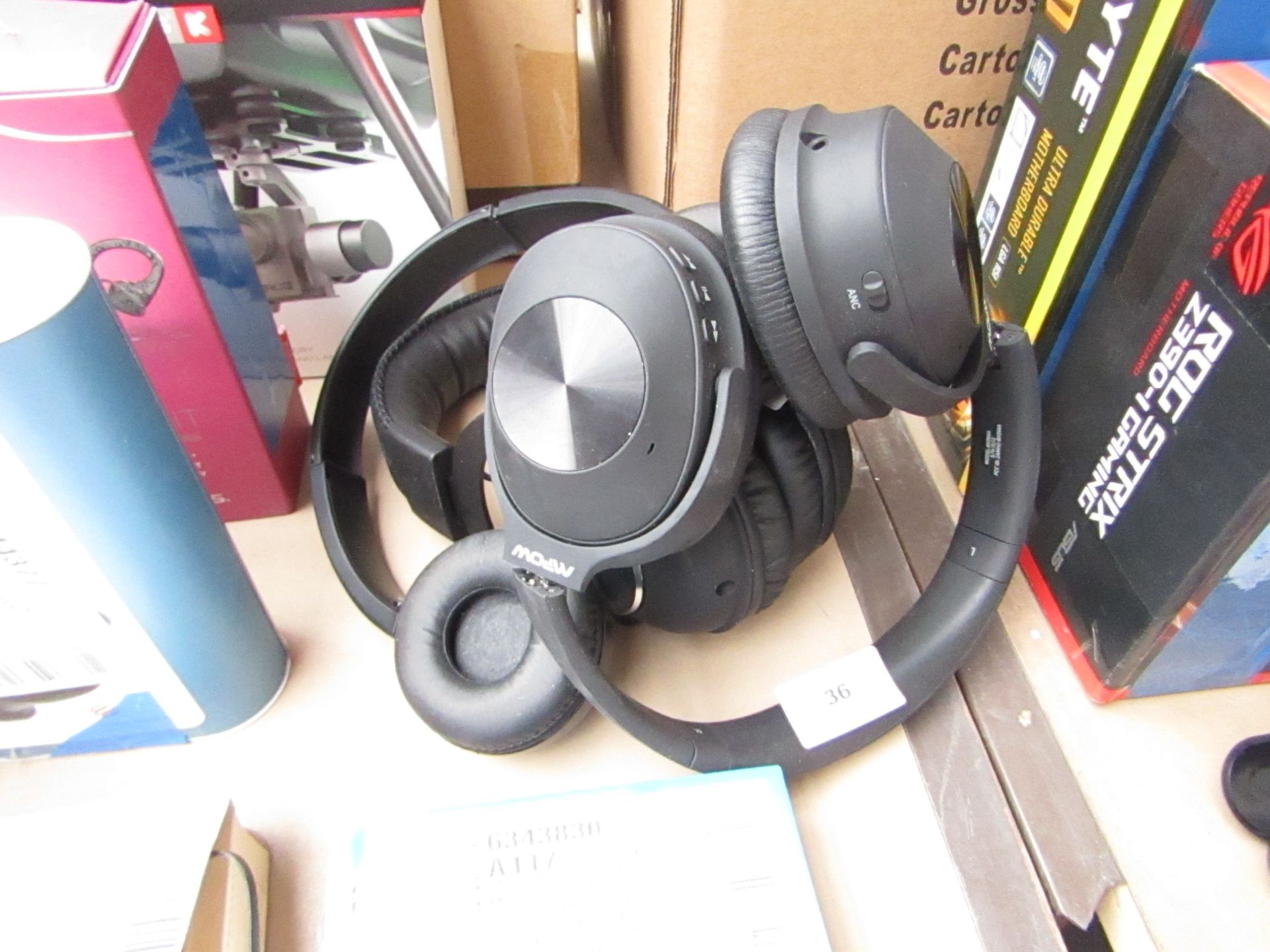 3x Various headphones, all untested with no accessories.