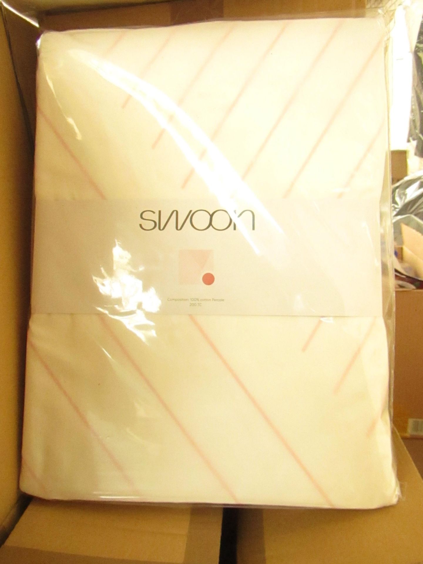 |1x SWOON BOOLE PINK KING SIZE DUVET SET THAT INCLUDE DUVET COVER AND 2 MATCHING PILLOW CASES | - Image 2 of 2