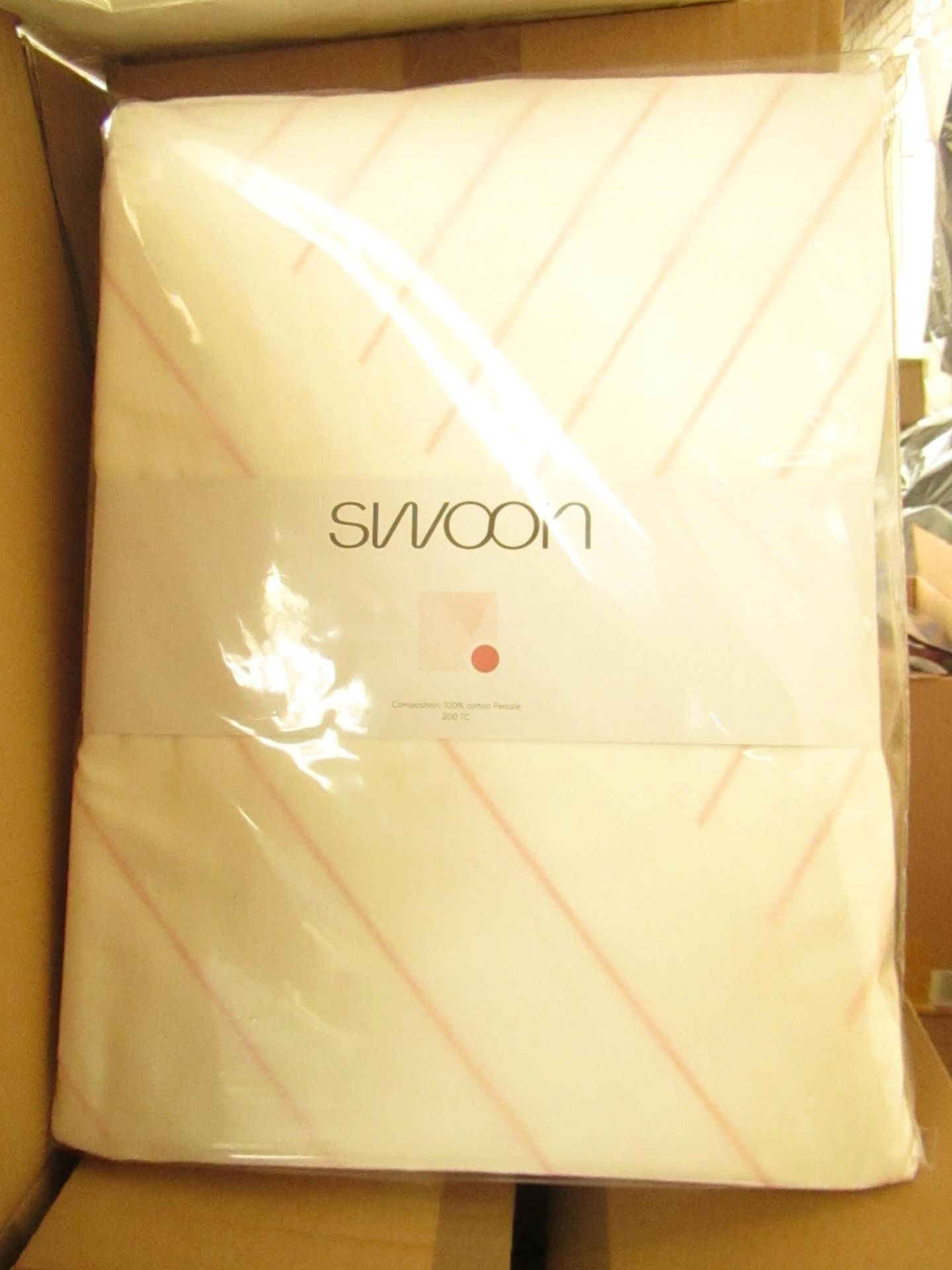 |1x SWOON BOOLE PINK KING SIZE DUVET SET THAT INCLUDE DUVET COVER AND 2 MATCHING PILLOW CASES | - Image 2 of 2