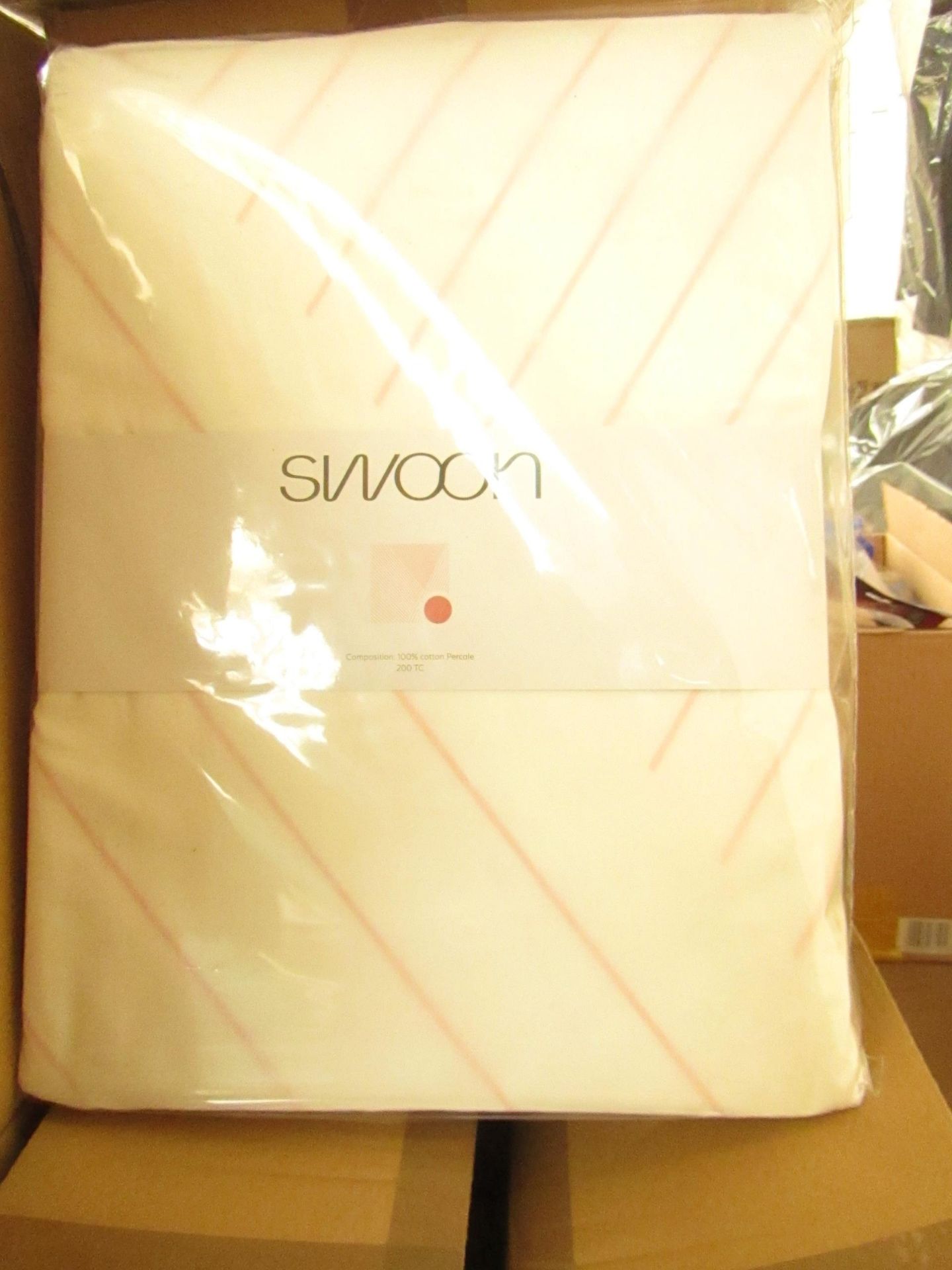 |1x SWOON BOOLE PINK KING SIZE DUVET SET THAT INCLUDE DUVET COVER AND 2 MATCHING PILLOW CASES | - Image 2 of 2