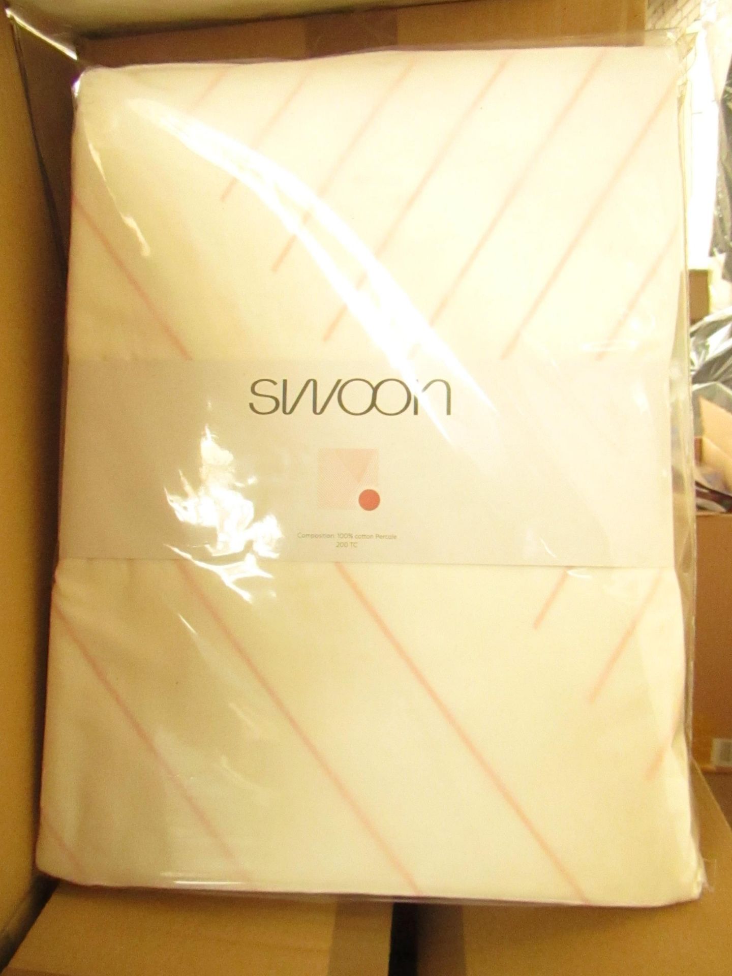 |1x SWOON BOOLE PINK KING SIZE DUVET SET THAT INCLUDE DUVET COVER AND 2 MATCHING PILLOW CASES | - Image 2 of 2