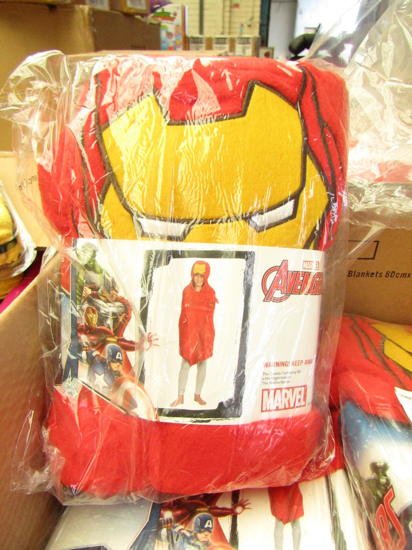 Marvel Avengers Cuddle Robe. 80cm x 120cm. New & Packaged