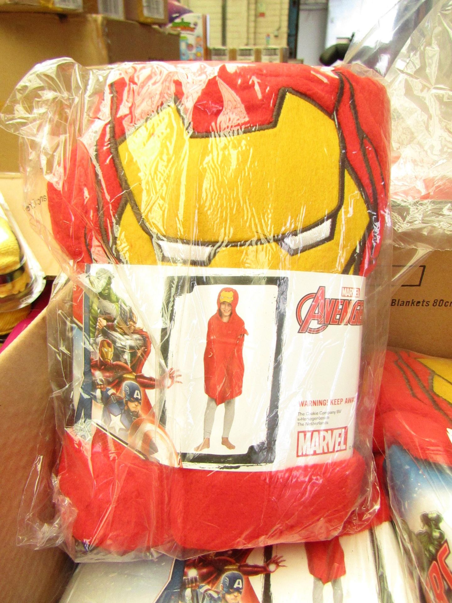 Marvel Avengers Cuddle Robe. 80cm x 120cm. New & Packaged