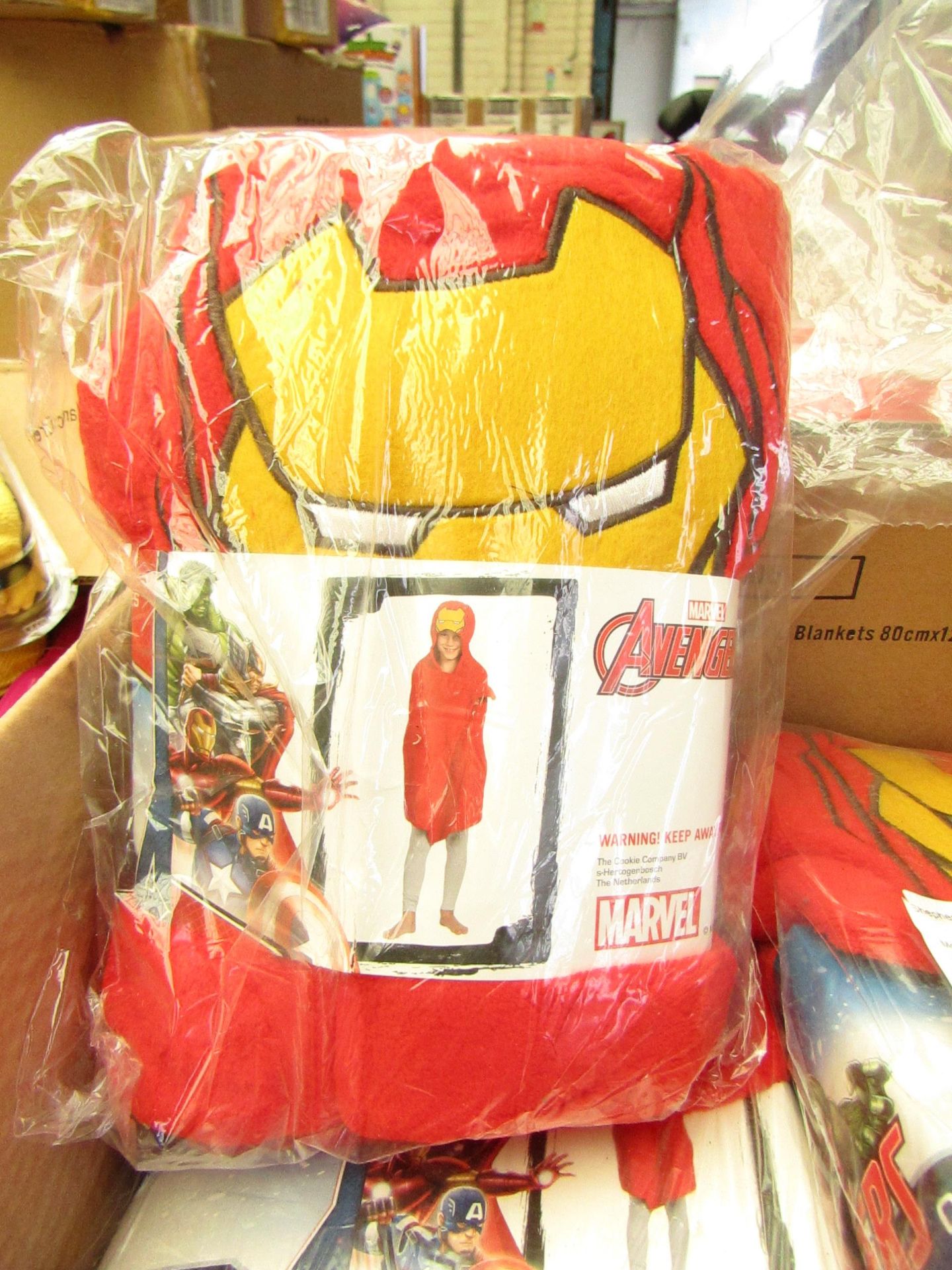 Marvel Avengers Cuddle Robe. 80cm x 120cm. New & Packaged