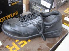 beaver steel toe cap trainer shoe size 4, new and boxed