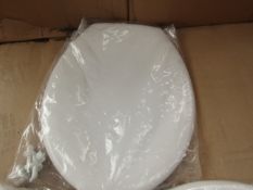 10x Unbranded Reoca Made toilet seats with hinges, new