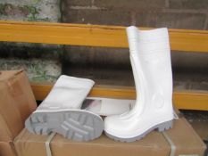 Pair of White steel toe cap wellies, new size 5