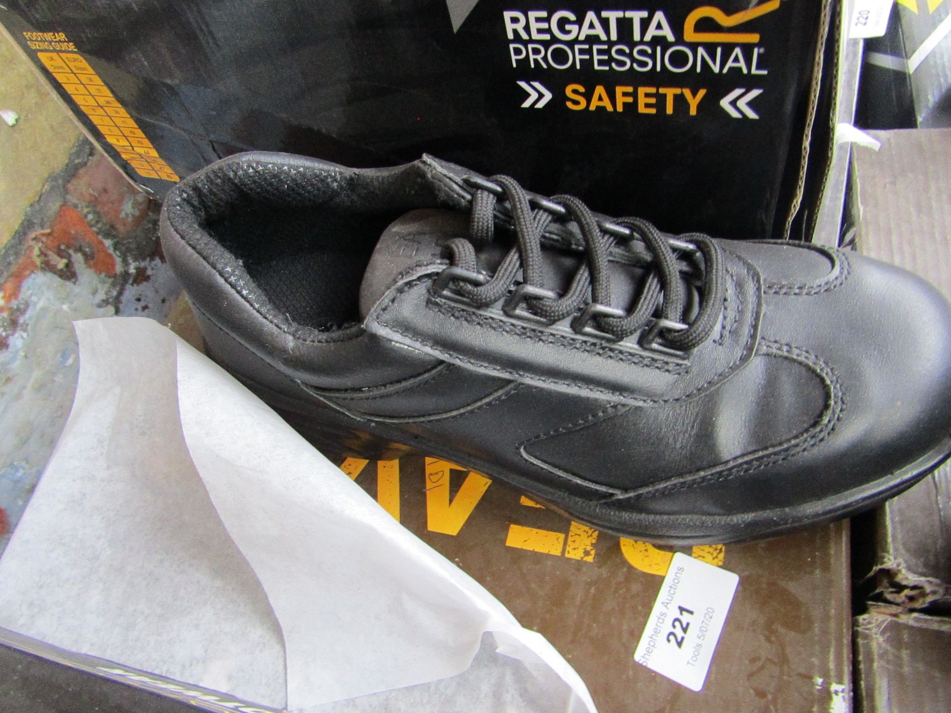Beaver Steel toe cap shoes, new size 5.