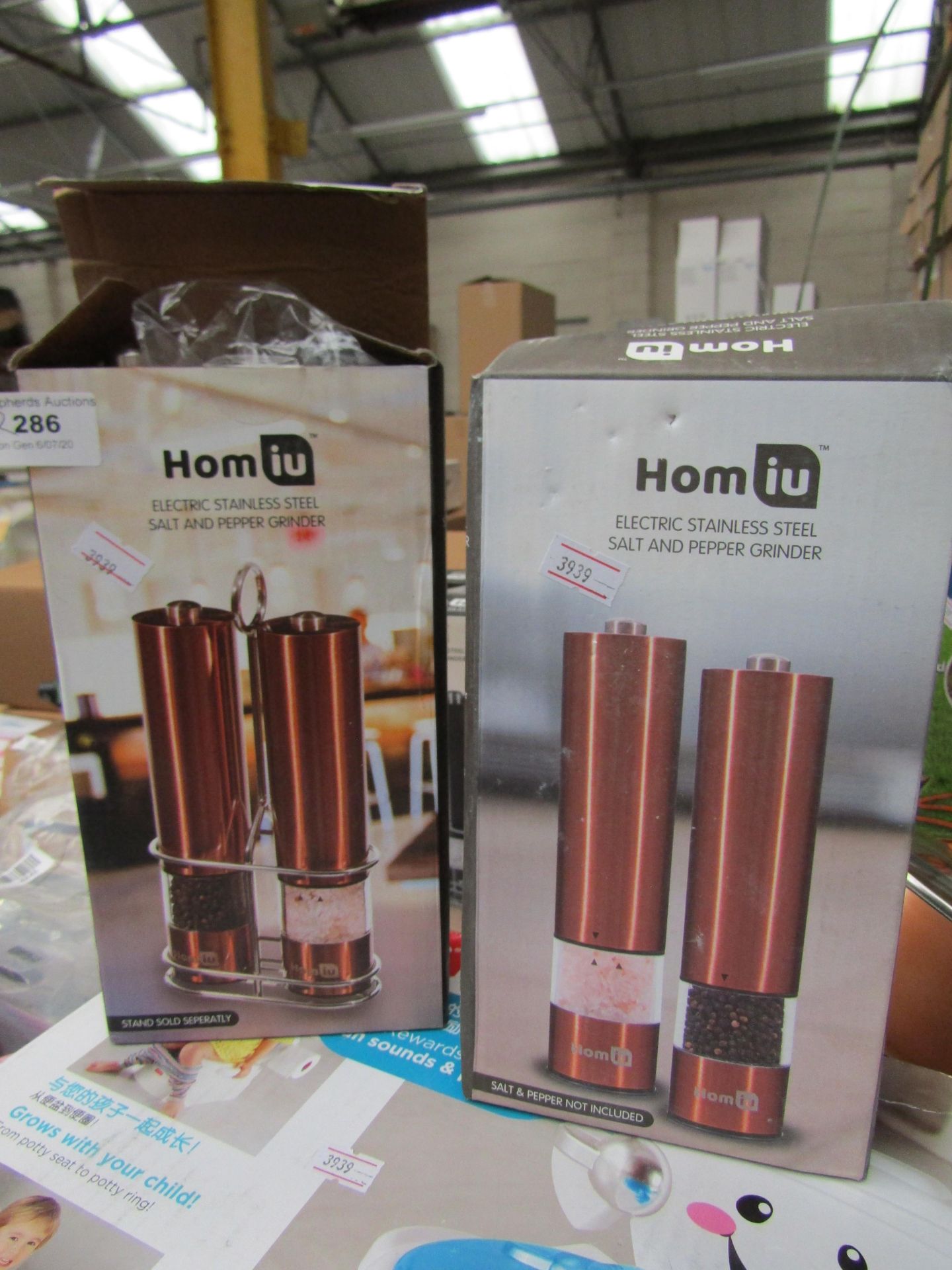 2 x Hom iu electric Salt & Pepper Grinders packaged unchecked