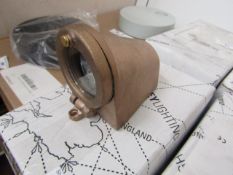| 1X | DAVEY LIGHTING MAST LIGHT SANDBLASTED BRONZE | UNTESTED AND UNCHECKED (NO GUARANTEE), BOXED |
