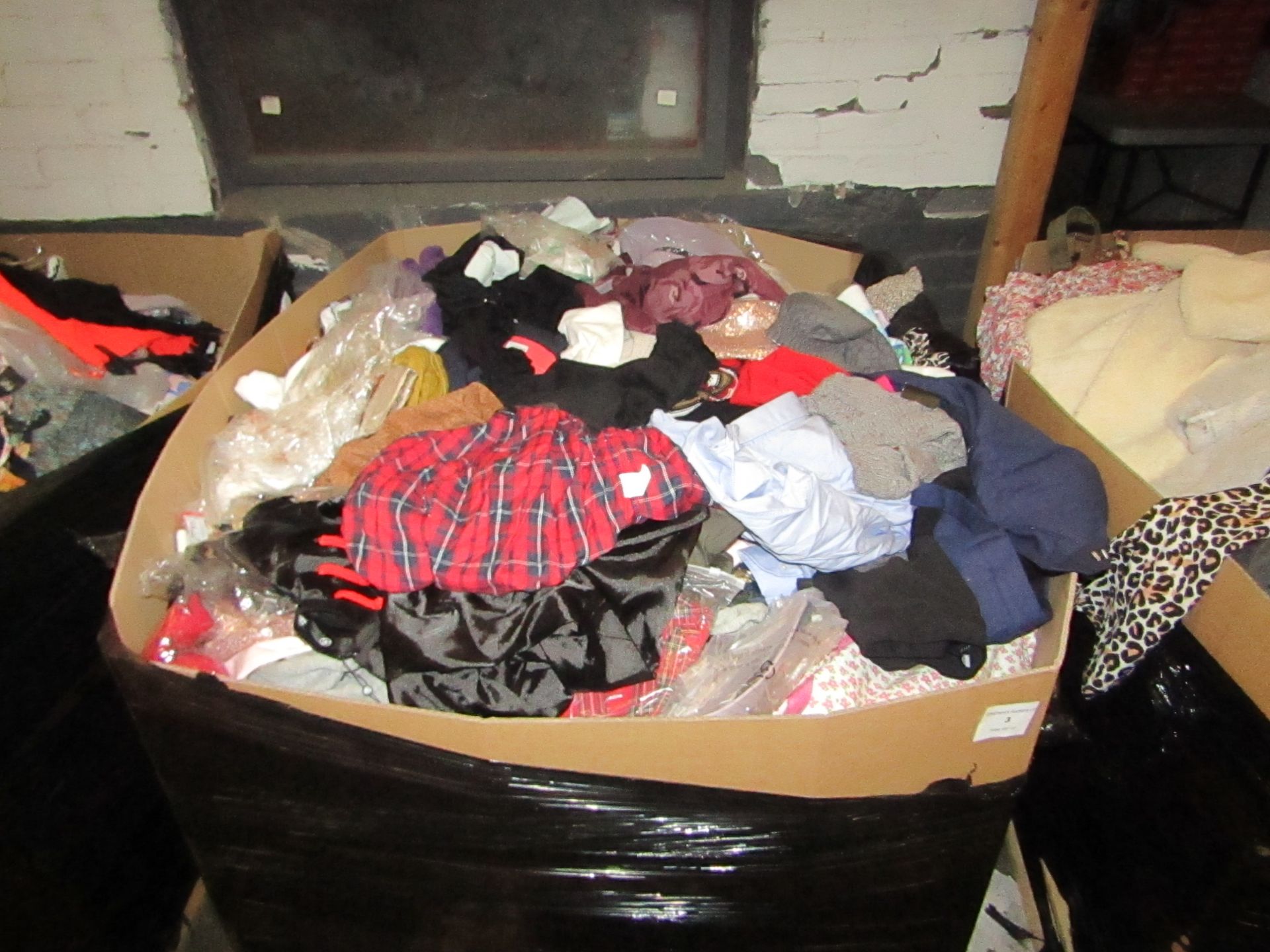 Pallet of approx 300 Pieces of unmanifested clothing, these pallets typically contain Branded,