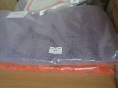 2 x Kingsley Pedestal Mats. See Image For Colours.New & Packaged