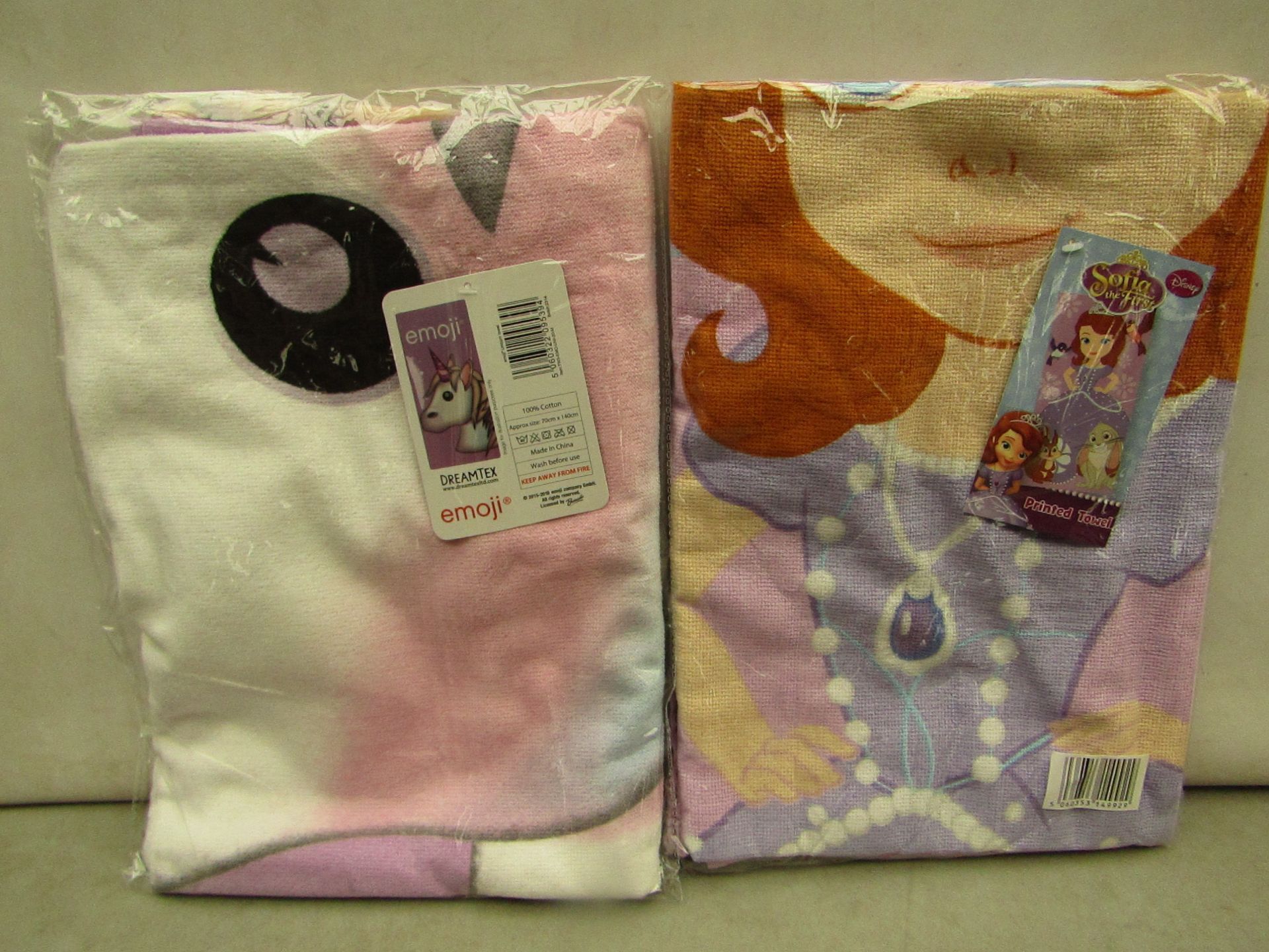 2 x Printed Towels. 1 Being an Emoji Towel & a Sofia the First Towel. New & Packaged