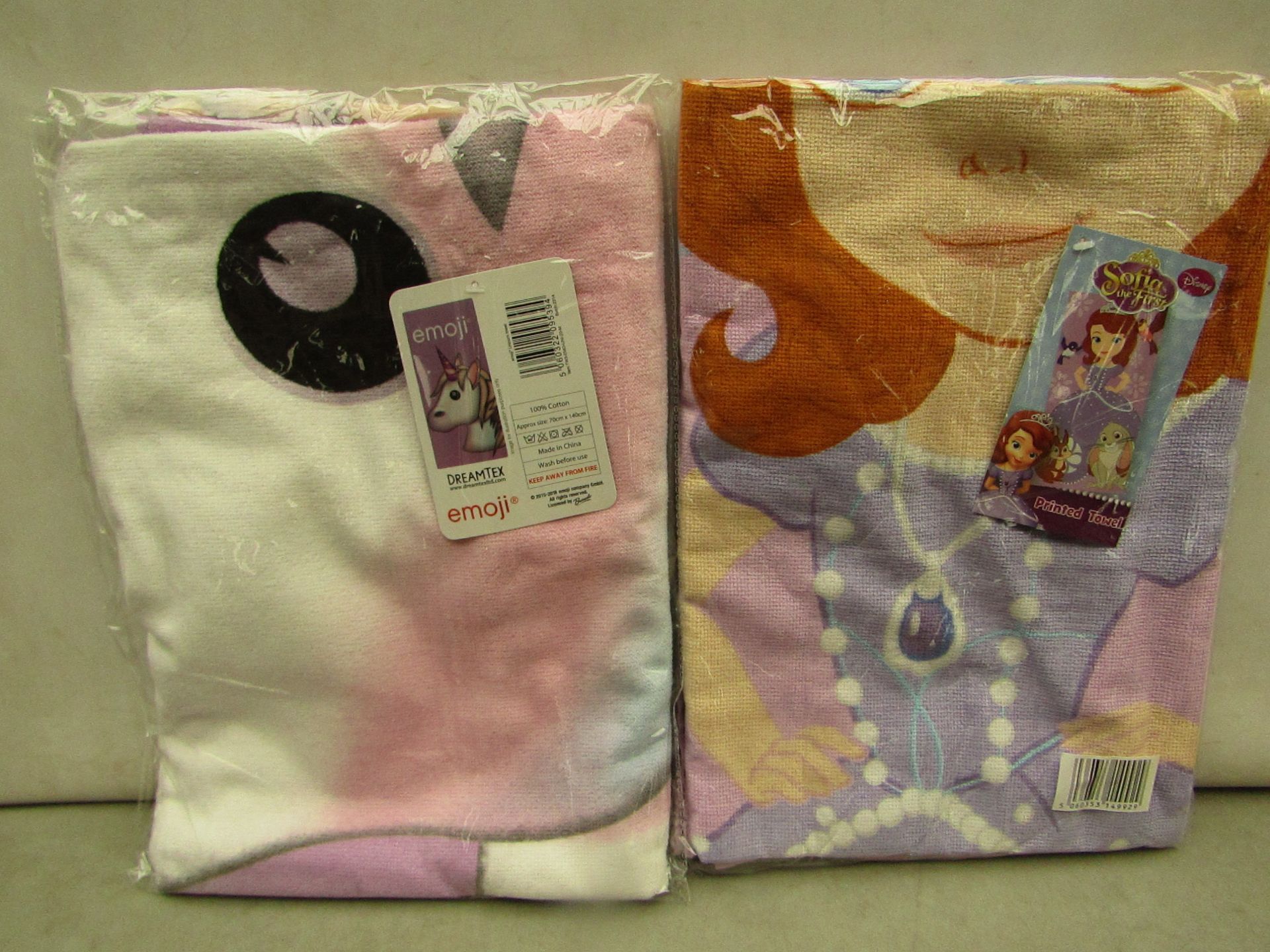 2 x Printed Towels. 1 Being an Emoji Towel & a Sofia the First Towel. New & Packaged