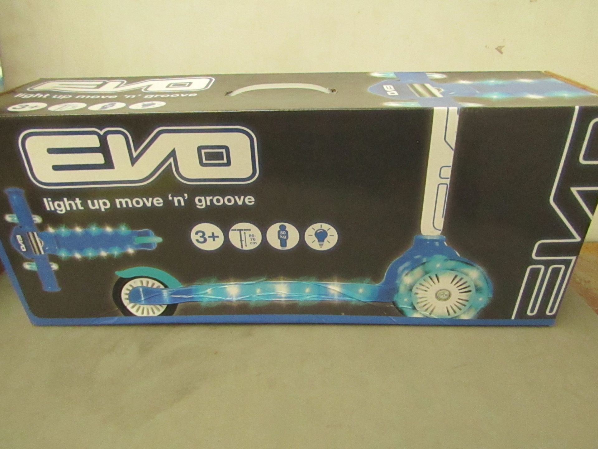 Evo Light up Move & Groove Blue Scooter. Looks New but unchecked