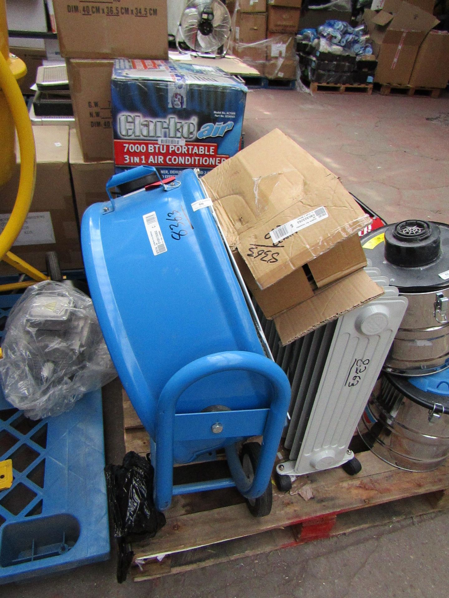 1 x CL FAN- CAM5002 230V8363 1 x CL FLUE 6 300mm SS T8363 1 x OFR 13/2508363This lot is a Machine