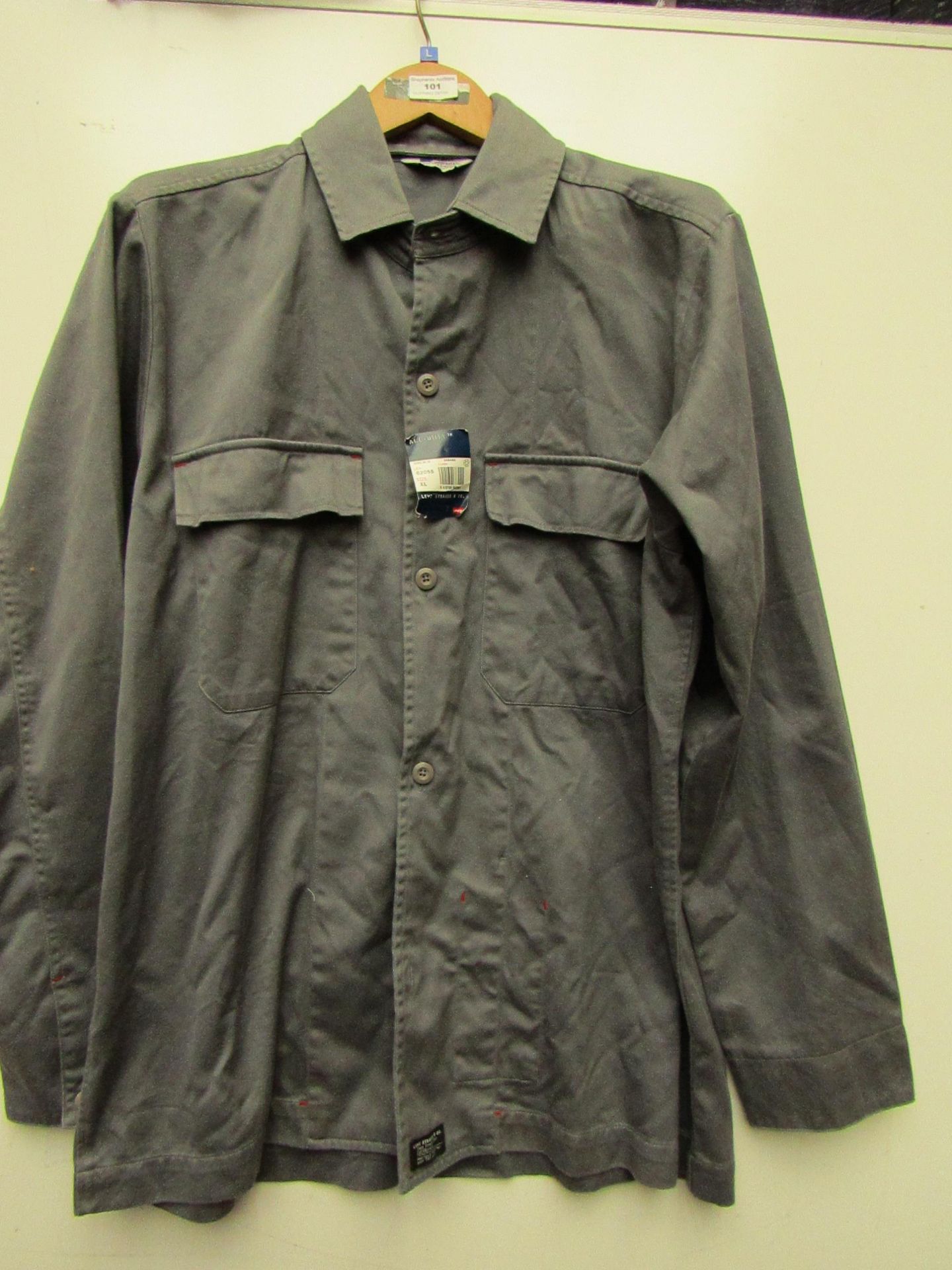 Levis All Duty Size M Button up Top. New with tags