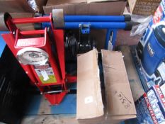 1 x CL COMP PUMP NH4APNP8316 1 x CL JACK CTJ3000QLB 38316 1 x CL BIKE TRAINR CCTQR8316 This lot is a