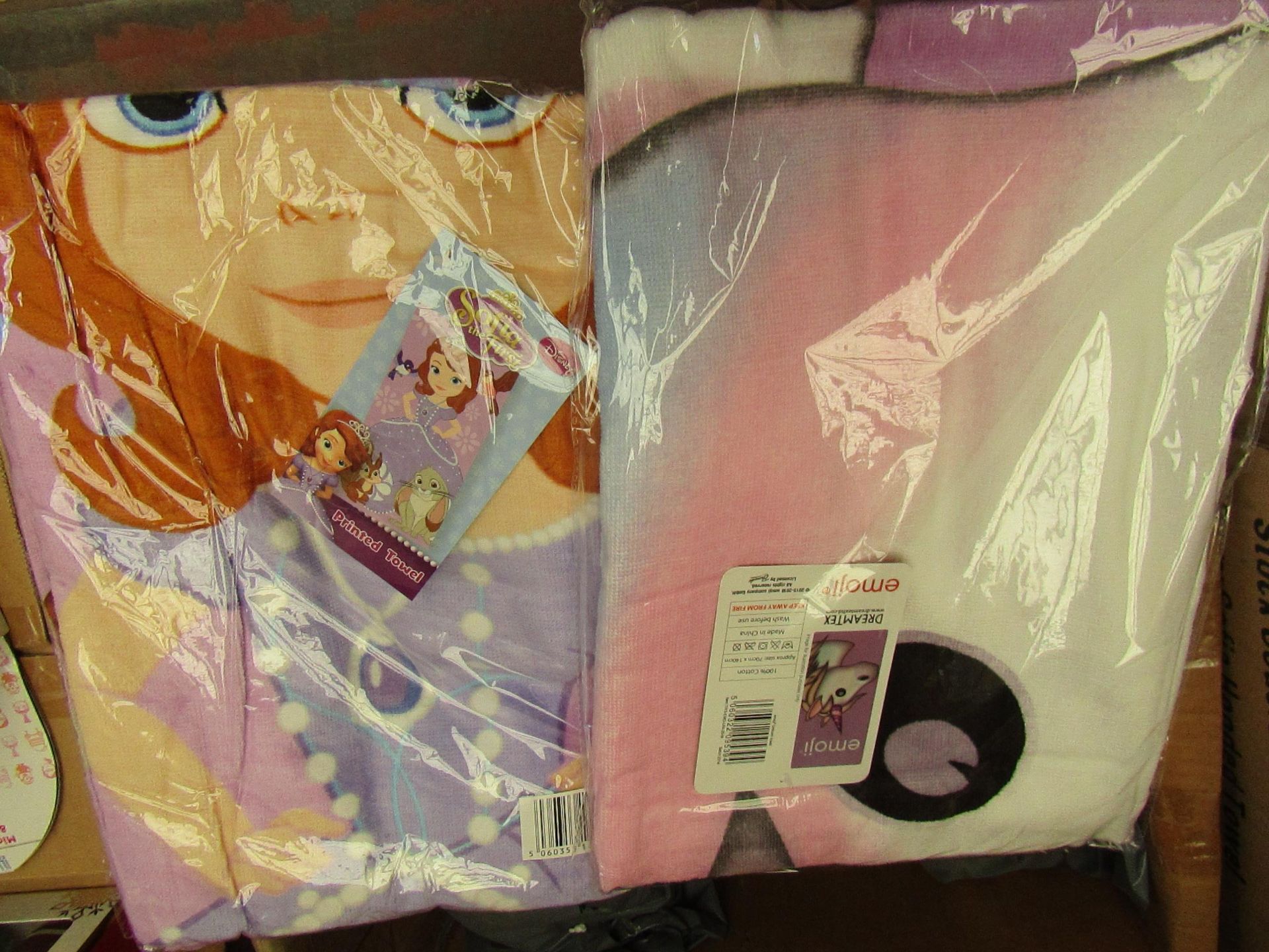 2 x Printed Towels. 1 Being Dreamtex Emoji & The Other Sofia The First. Both New & Packaged