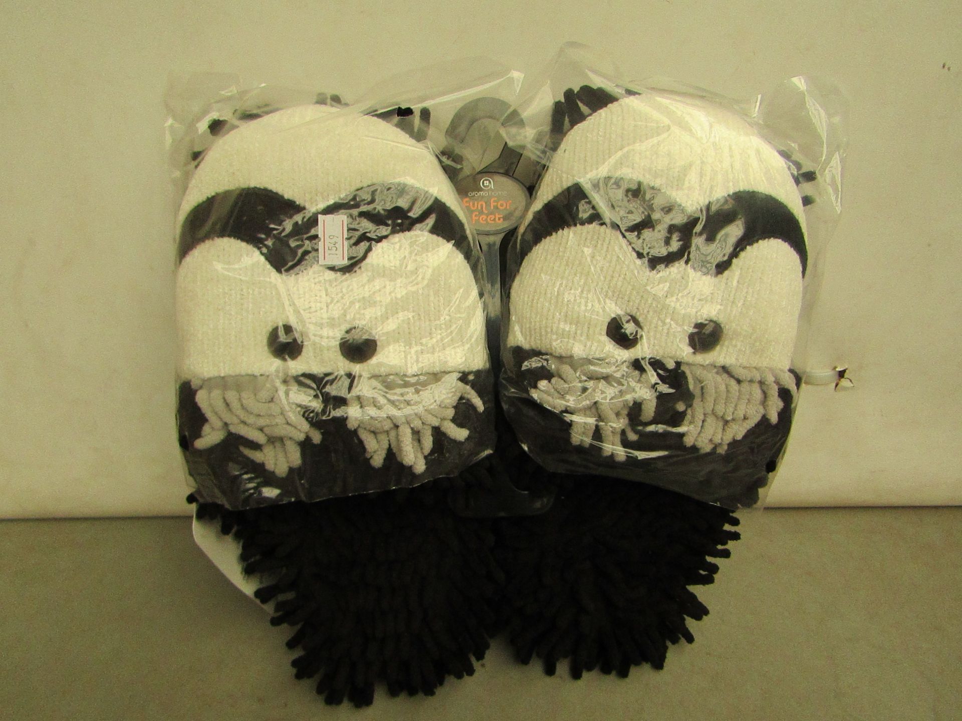 Pair of Fun For Feet Fuzzy Slippers. Size 7. New with tags