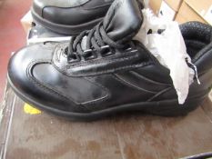 Beaver Steel toe cap shoes, new size 4.