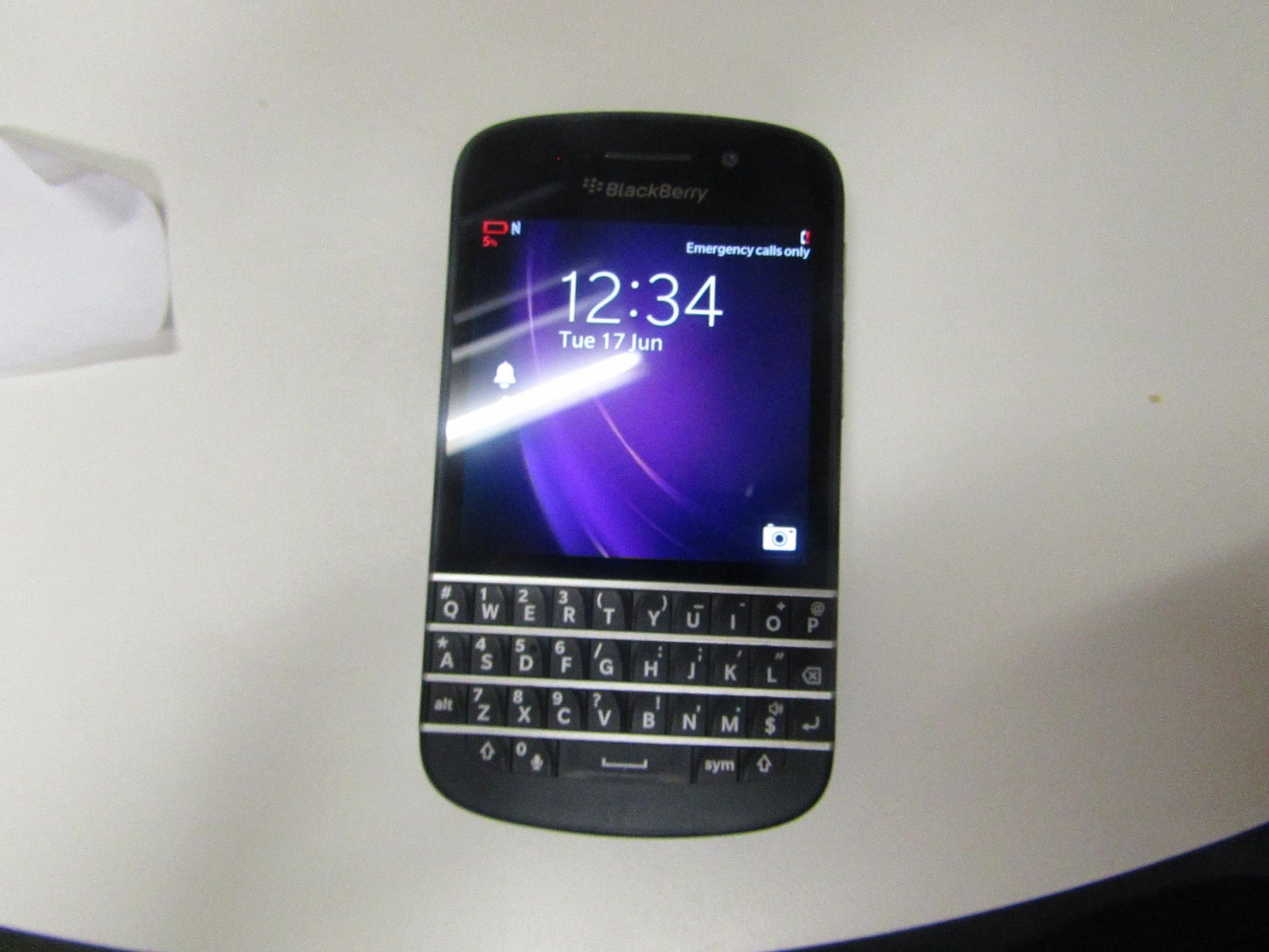 BlackBerry Q10 smartphone, powers on but not all functions tested. RRP £169.00