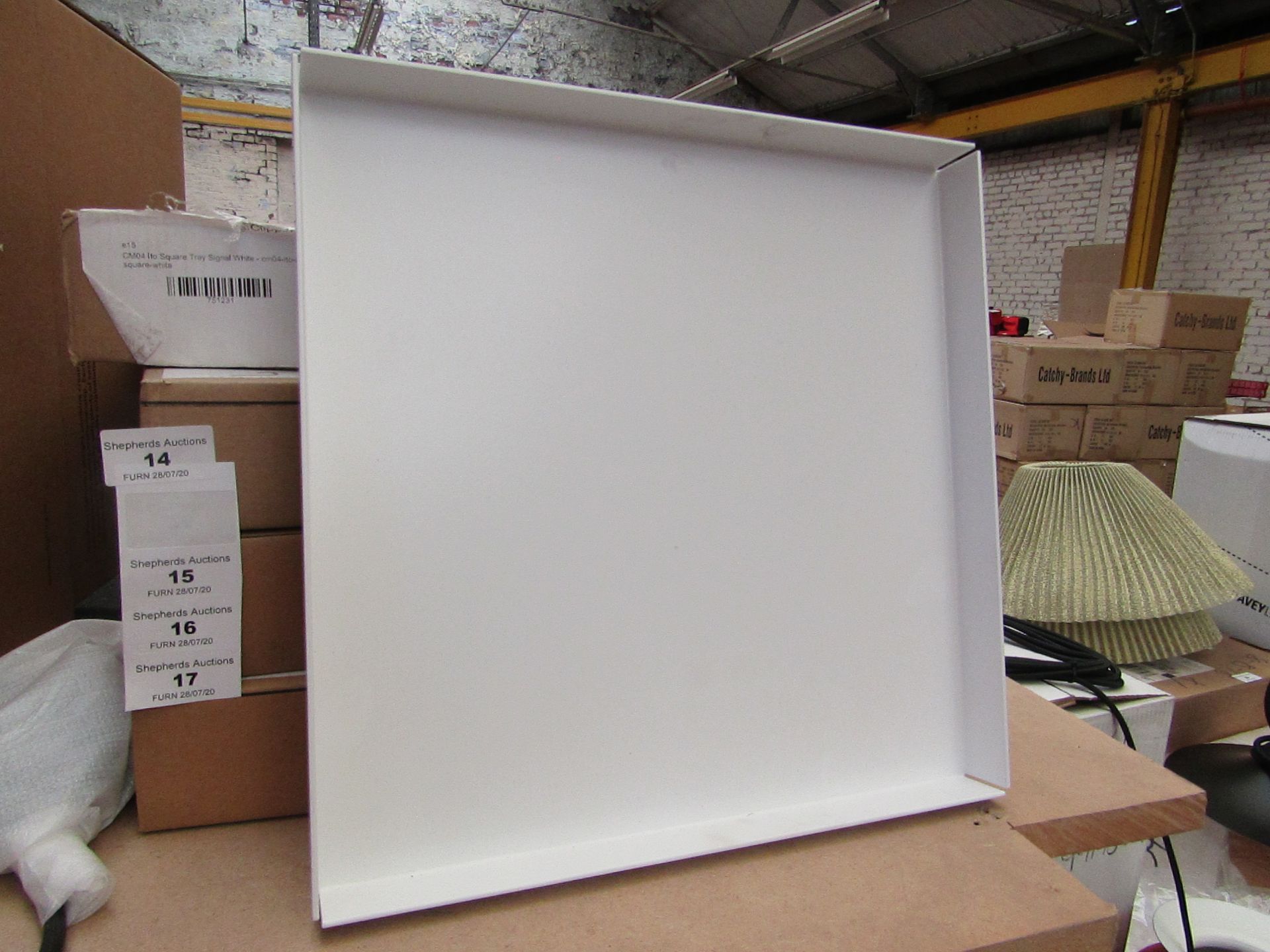 | 1X | E15 CM04 SQUARE TRAY SIGNAL WHITE | LOOKS UNUSED (NO GUARANTEE), BOXED | RRP £299.04 |