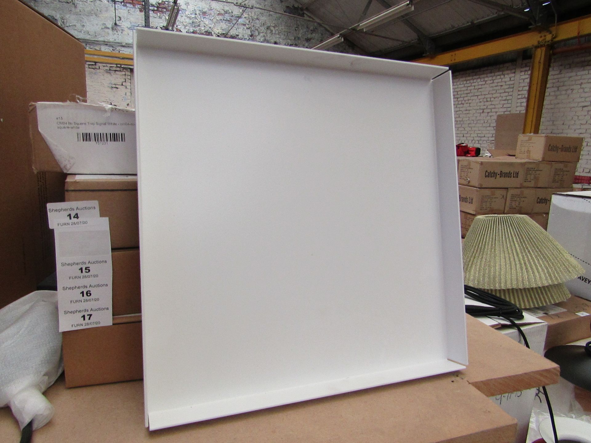 | 1X | E15 CM04 SQUARE TRAY SIGNAL WHITE | LOOKS UNUSED (NO GUARANTEE), BOXED | RRP £299.04 |