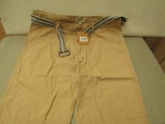 Kangaroo poo size Medium Shorts with Belt. Look unused