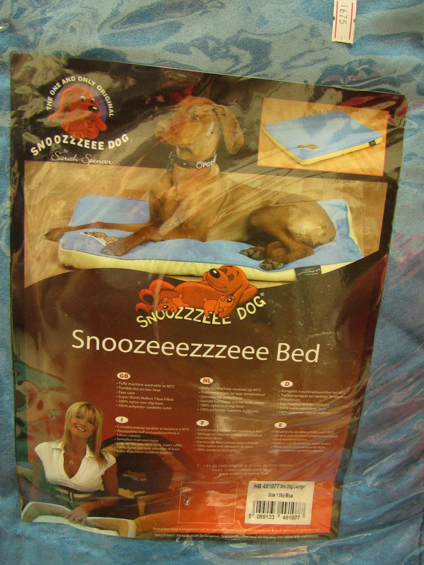 Snoozeeezzzeee Dog Bed in Sky Blue. 60cm x 80cm. Hollow Fibre Filled. Machine Washable.New &