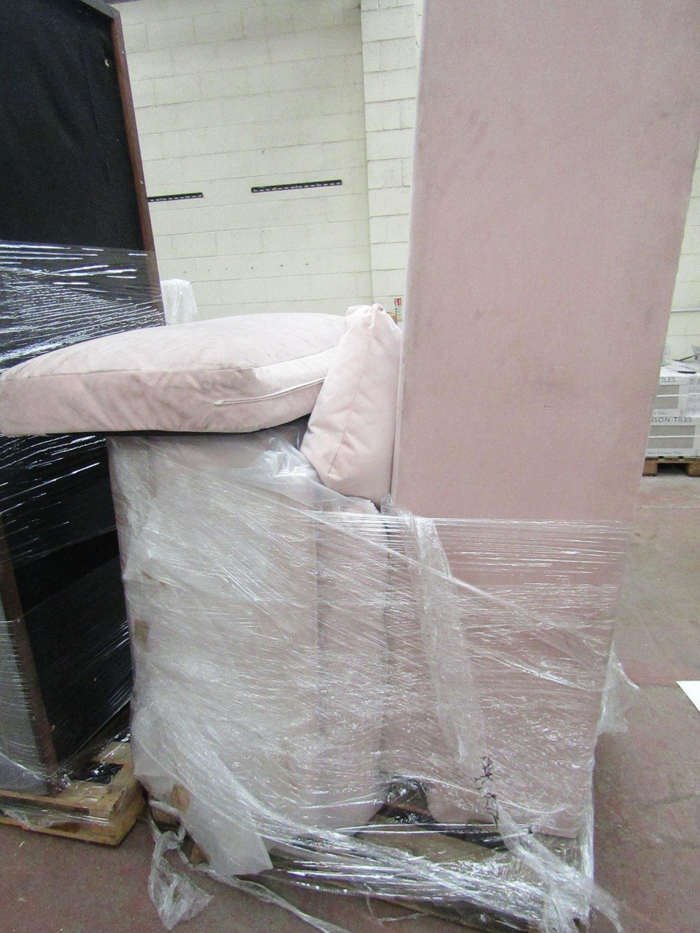 | 20X | PALLETS OF SWOON B.E.R FURNITURE AND SOFAS, ALL CUSTOMER RETURNS UNCHECKED FOR THE EXTENT OF - Image 10 of 19