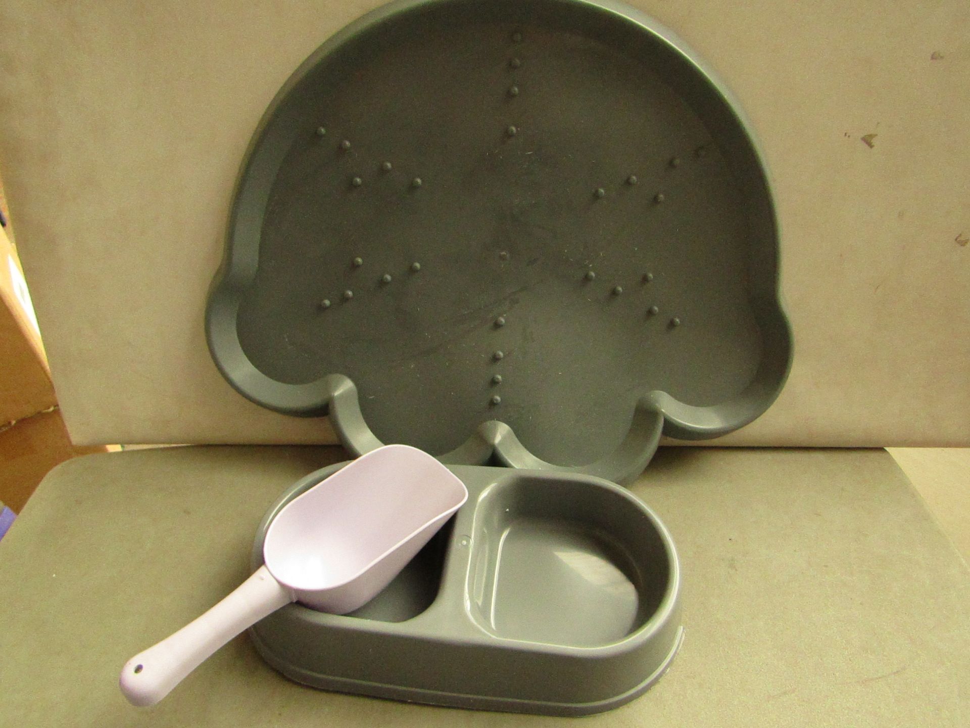 Cat or Dog 3 Piece Set includes a Food Scoop, Double Bowl & a Plastic Mat. Unused & Packaged