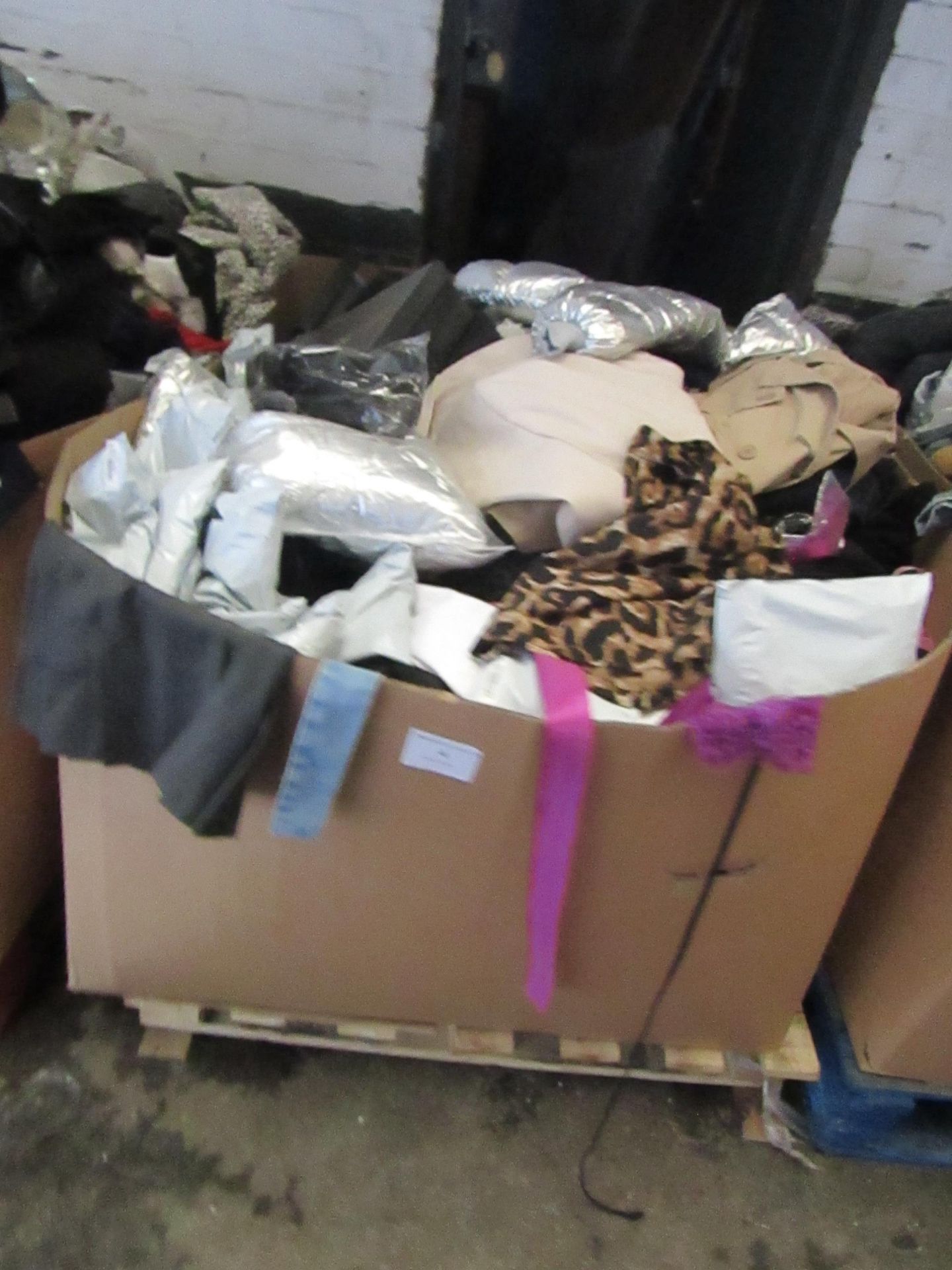 Pallet of approx 300 pieces of various clothing, these pallets usually contain a mixture of mens,