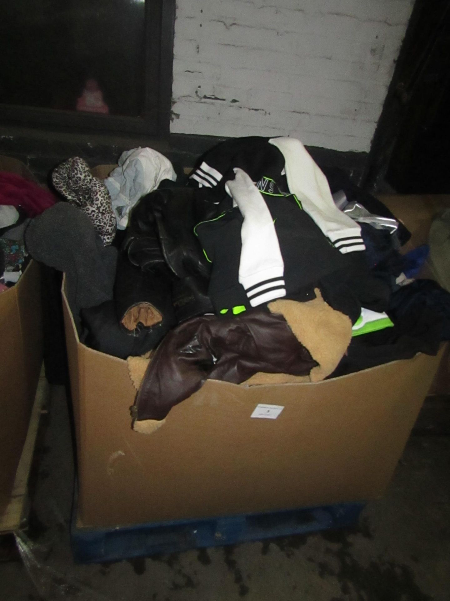 Pallet of approx 300 pieces of various clothing, these pallets usually contain a mixture of mens,
