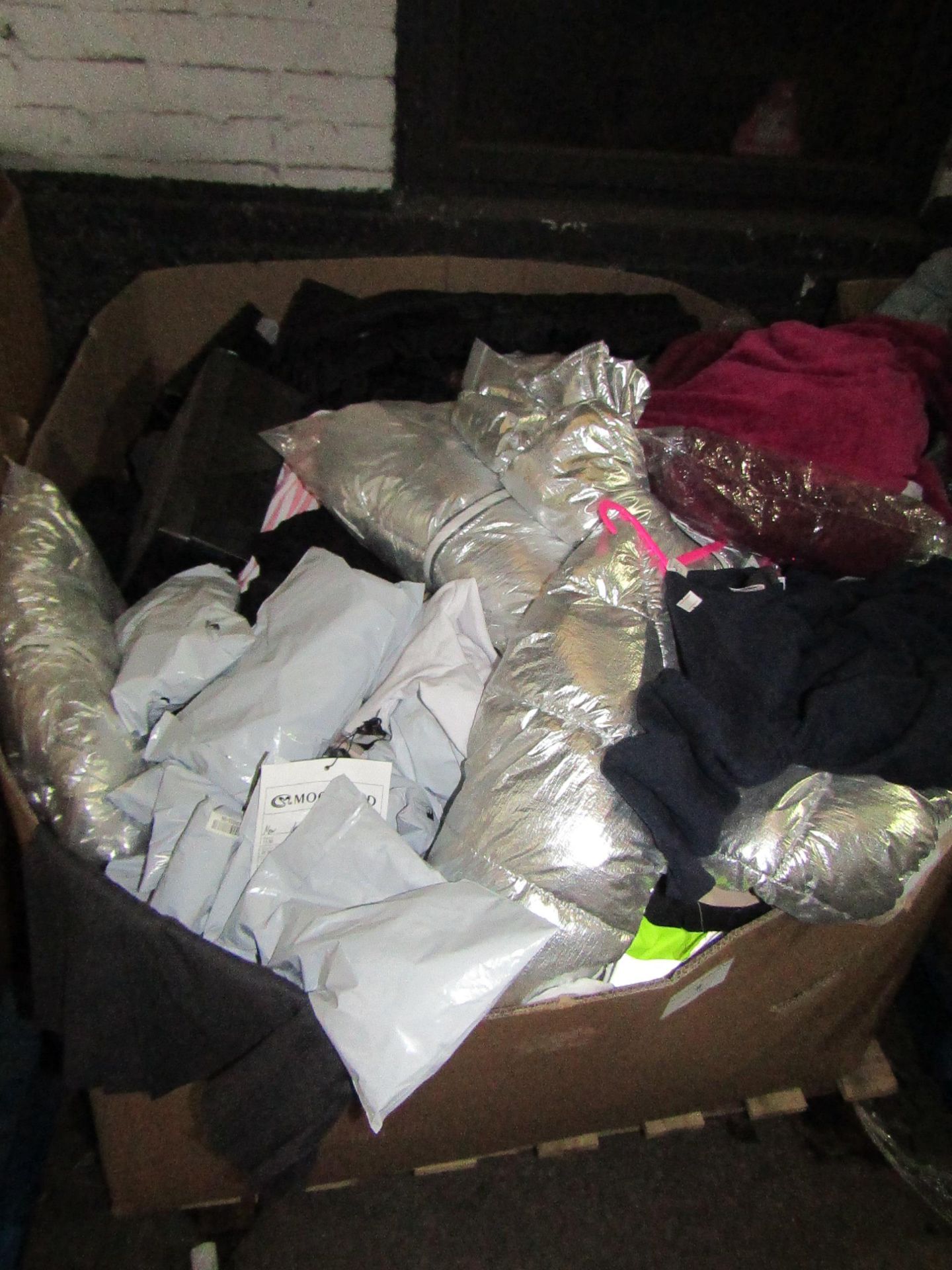 Pallet of approx 300 pieces of various clothing, these pallets usually contain a mixture of mens,