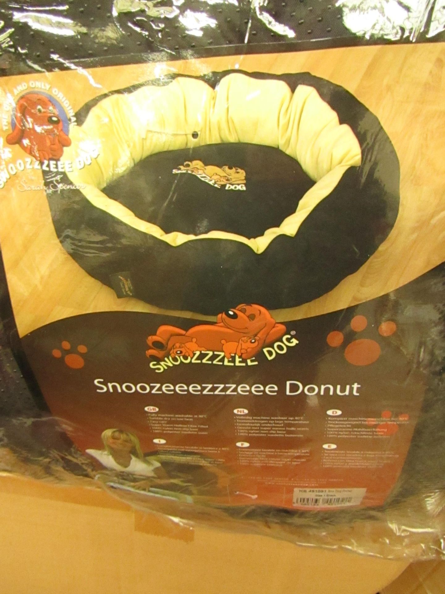 Snoozeeezzzeee Donut Bed. Size 1 in Black. New & Packaged