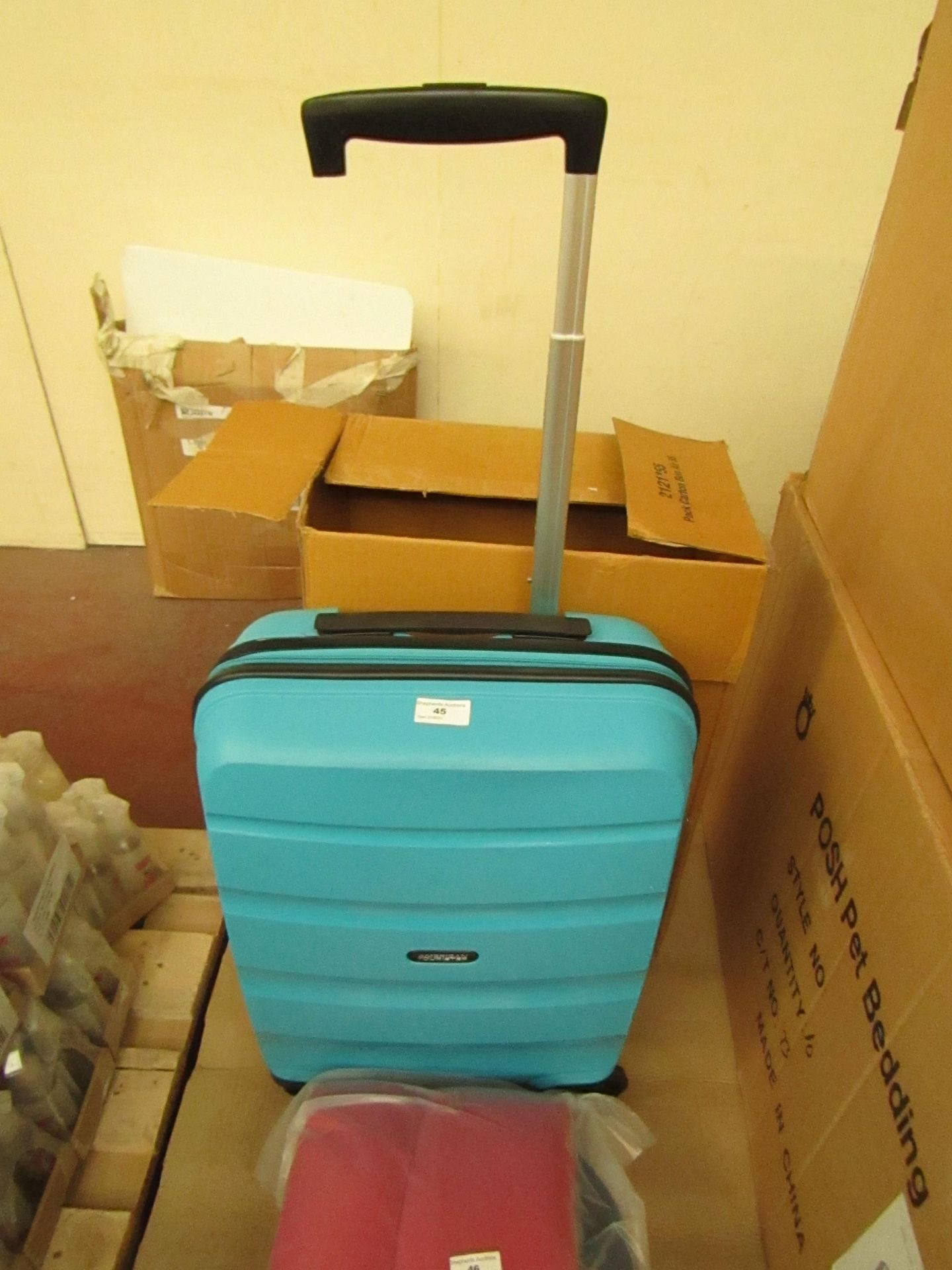 American Tourister Small Suitcase on Wheels With Pull out Handle. Unused & Boxed but the handle need