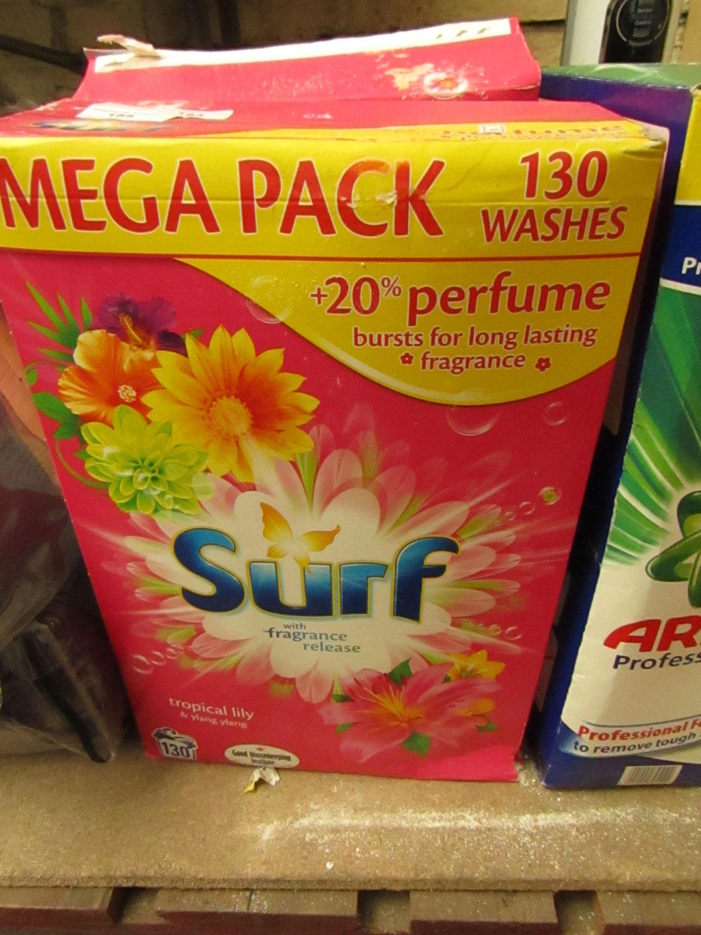 Surf Tropical lily 130 Washes Washing powder. Box has split but has been Repaired