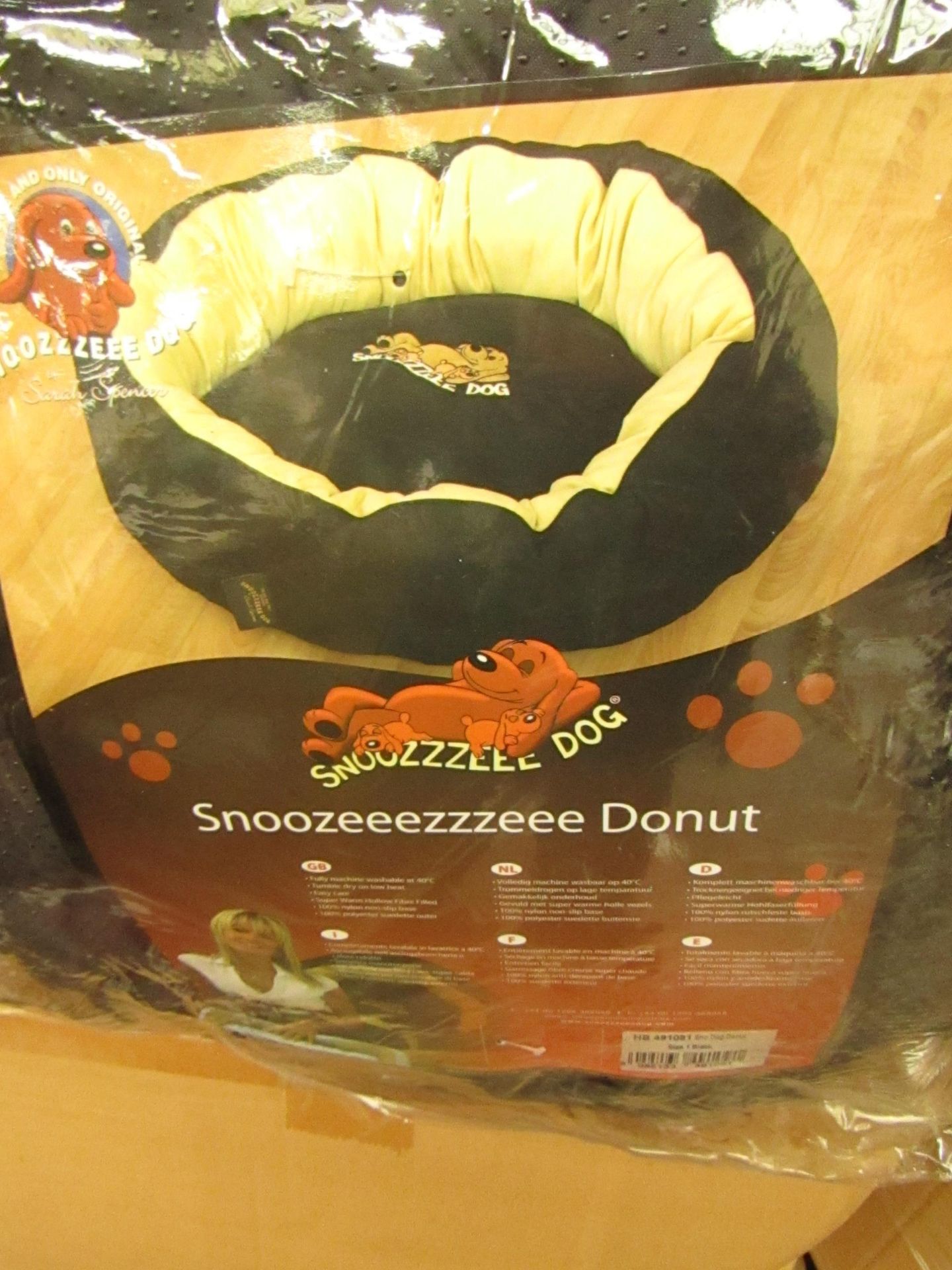 Snoozeeezzzeee Donut Bed. Size 1 in Black. New & Packaged