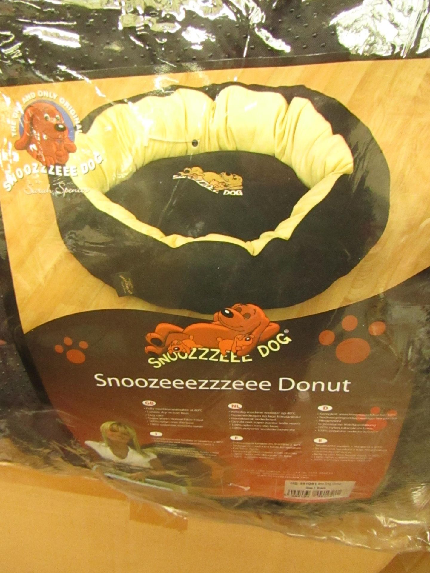 Snoozeeezzzeee Donut Bed. Size 1 in Black. New & Packaged