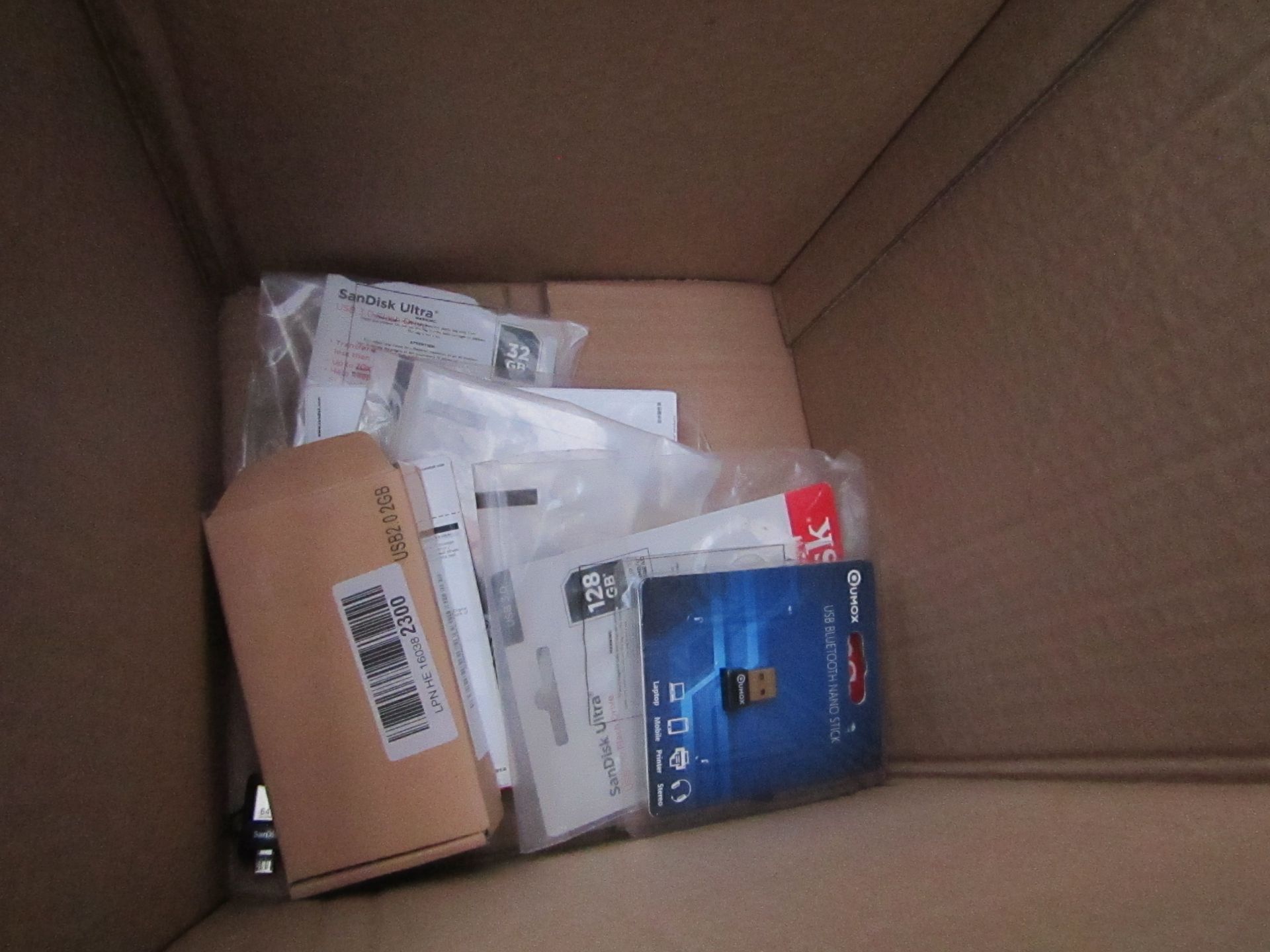 Box of approx 10x USB Storage sticks, various capacities including 16Gb and 32Gb versions, all