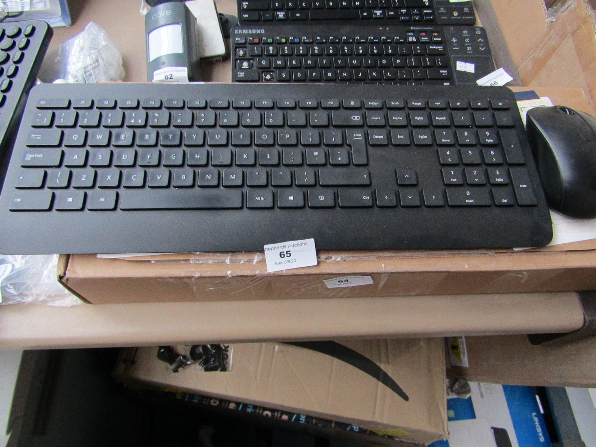 Wireless keyboard and mouse set, unchecked and boxed.
