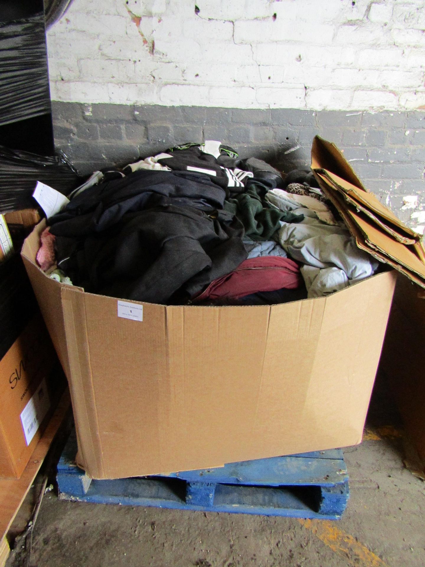 Pallet of approx 300 pieces of various clothing, these pallets usually contain a mixture of mens,