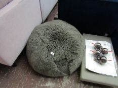 | 1x | COX AND COX SHEEP SKIN STYLE FLOOR CUSHION/FOOTSTOOL | INCHECKED BUT DOESNT APPEAR TO BE