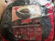 Snoozzzeee 20" Donut Dog Bed in Cherry Red. New & Packaged