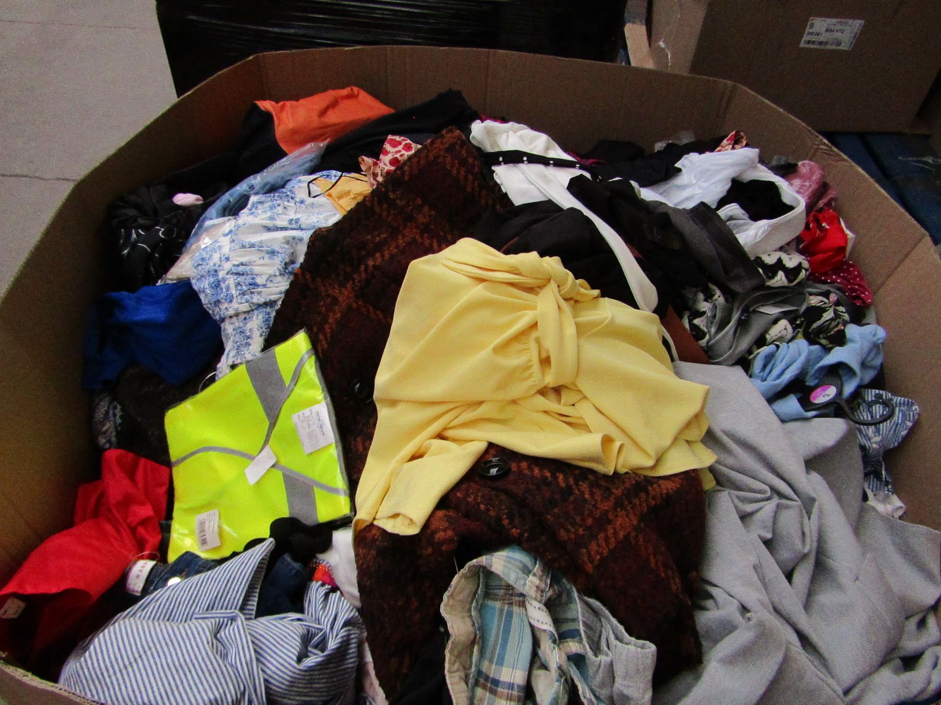 Pallet of approx 300 pieces of various clothing, these pallets usually contain a mixture of mens,